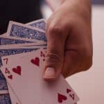 Quelle est la meilleure stratégie au blackjack à un ou plusieurs jeux de cartes ?