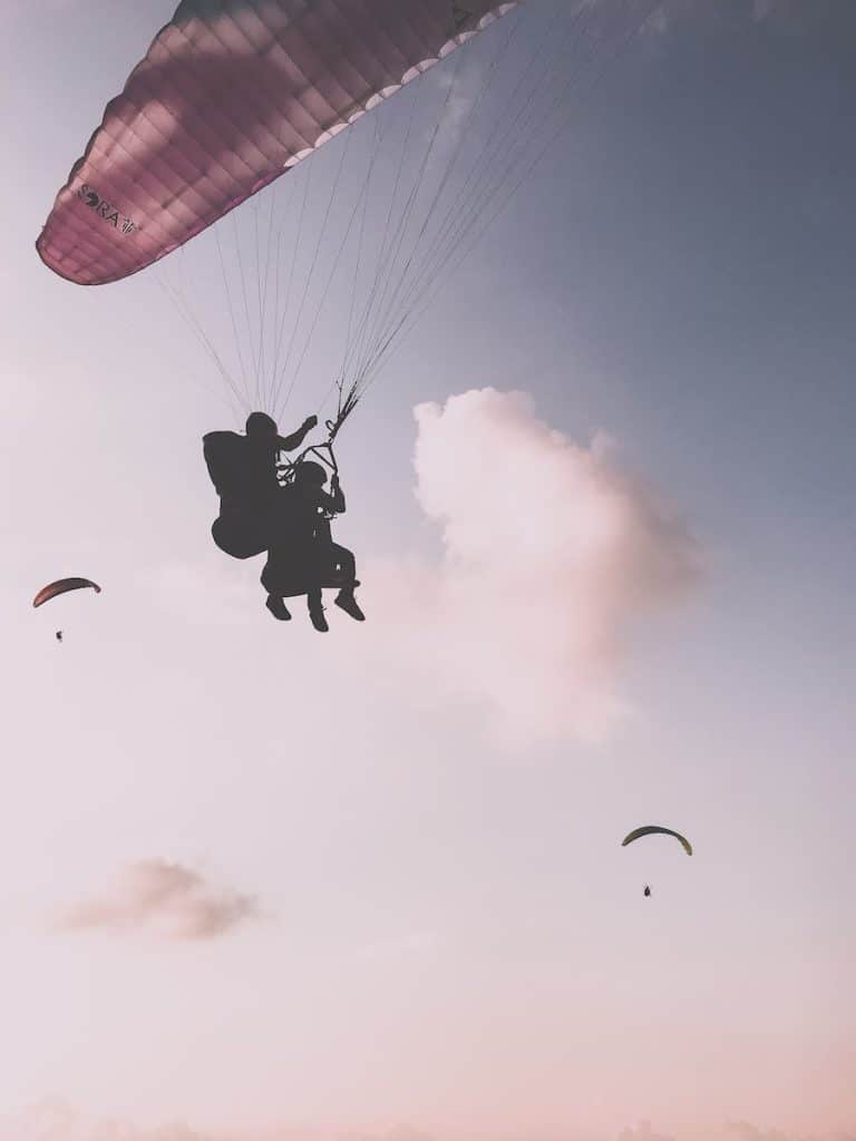 Le poids maximum pour sauter en parachute est-il le même pour tous les parachutistes ?
