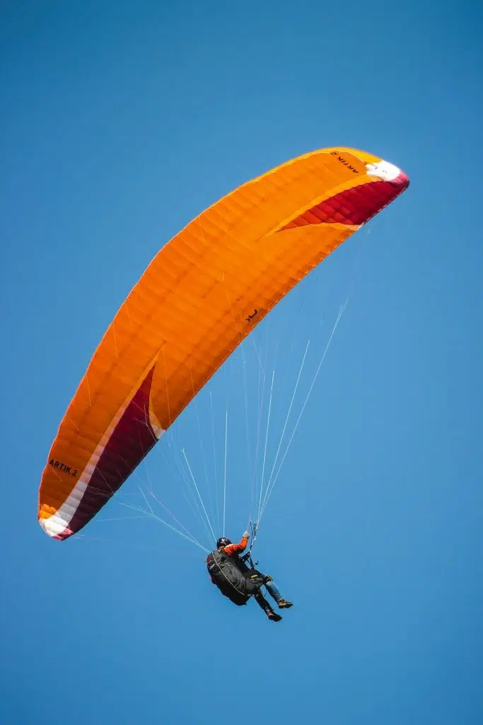 Pourquoi y a-t-il une limite de poids pour sauter en parachute ?