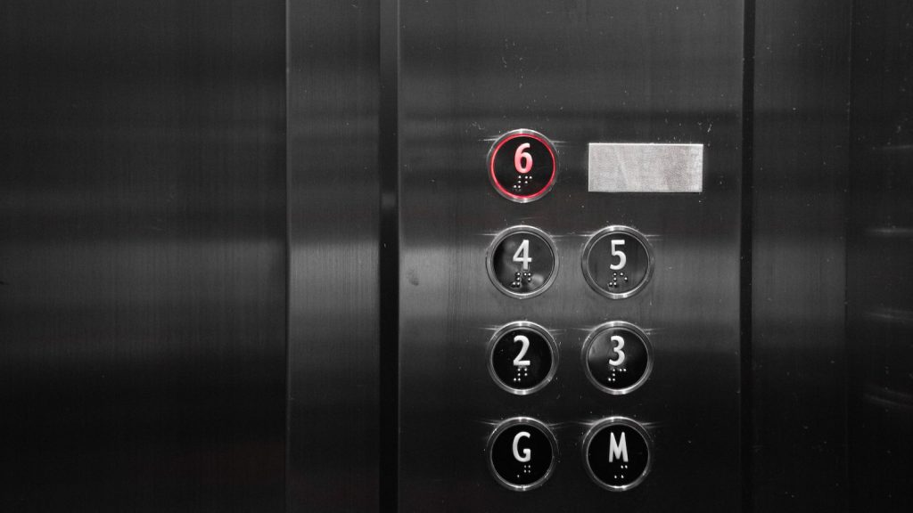 Quel est le type d'alimentation nécessaire pour un petit ascenseur domestique ?
