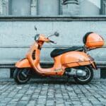 Comprendre les différences d'assurance entre moto et scooter 125