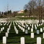 Plaque funéraire militaire : Hommage aux héros tombés pour la patrie