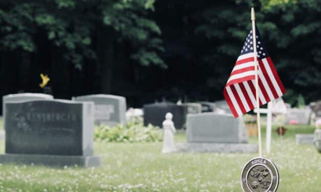 Plaques funéraires en ardoise : sobriété et élégance pour honorer la mémoire de nos proches