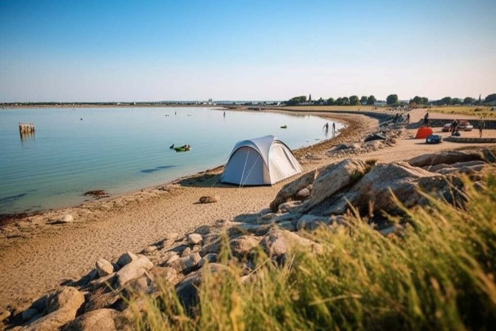 Quels sont les différents types d'hébergement proposés par le camping de La Rochelle pas cher ?