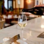 Découvrez les vins blancs sucrés d'Alsace et de Bourgogne : délices viticoles uniques
